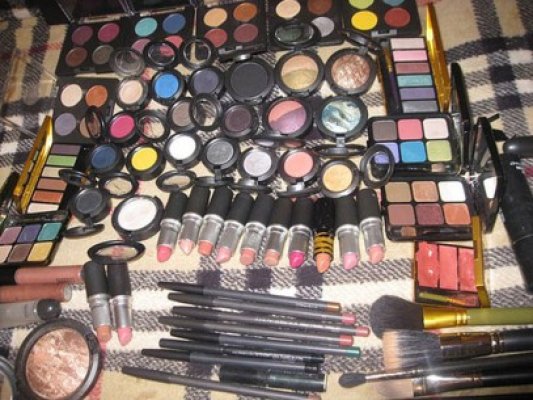 Venit la mare, îşi făcea provizii de la standul cu cosmetice
